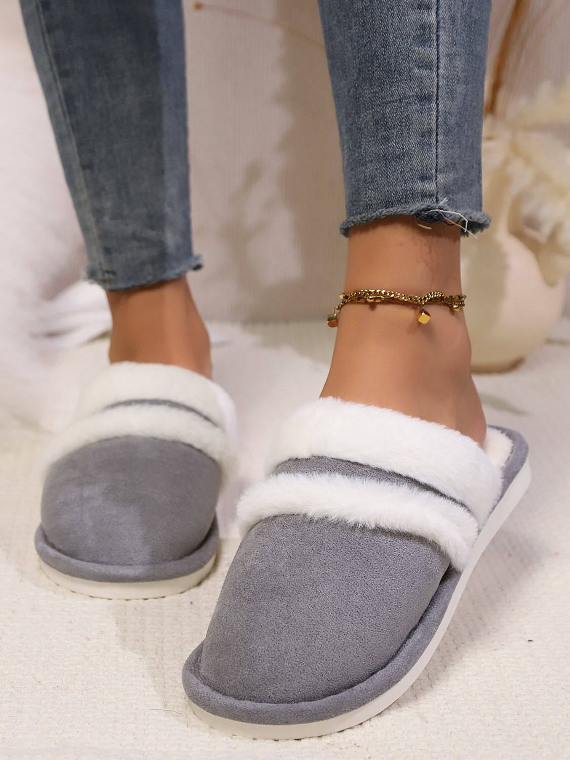 Toe round faux fur contrasting slippers for women -17